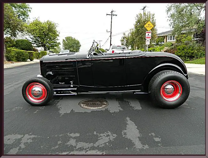 Classic roadster with red wheels