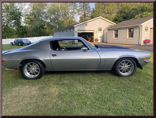 Retro vehicle with shiny rims