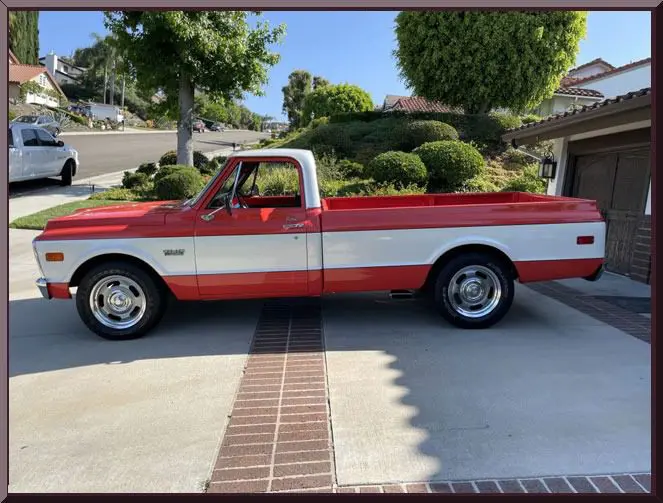 Retro pickup with shiny chrome wheels